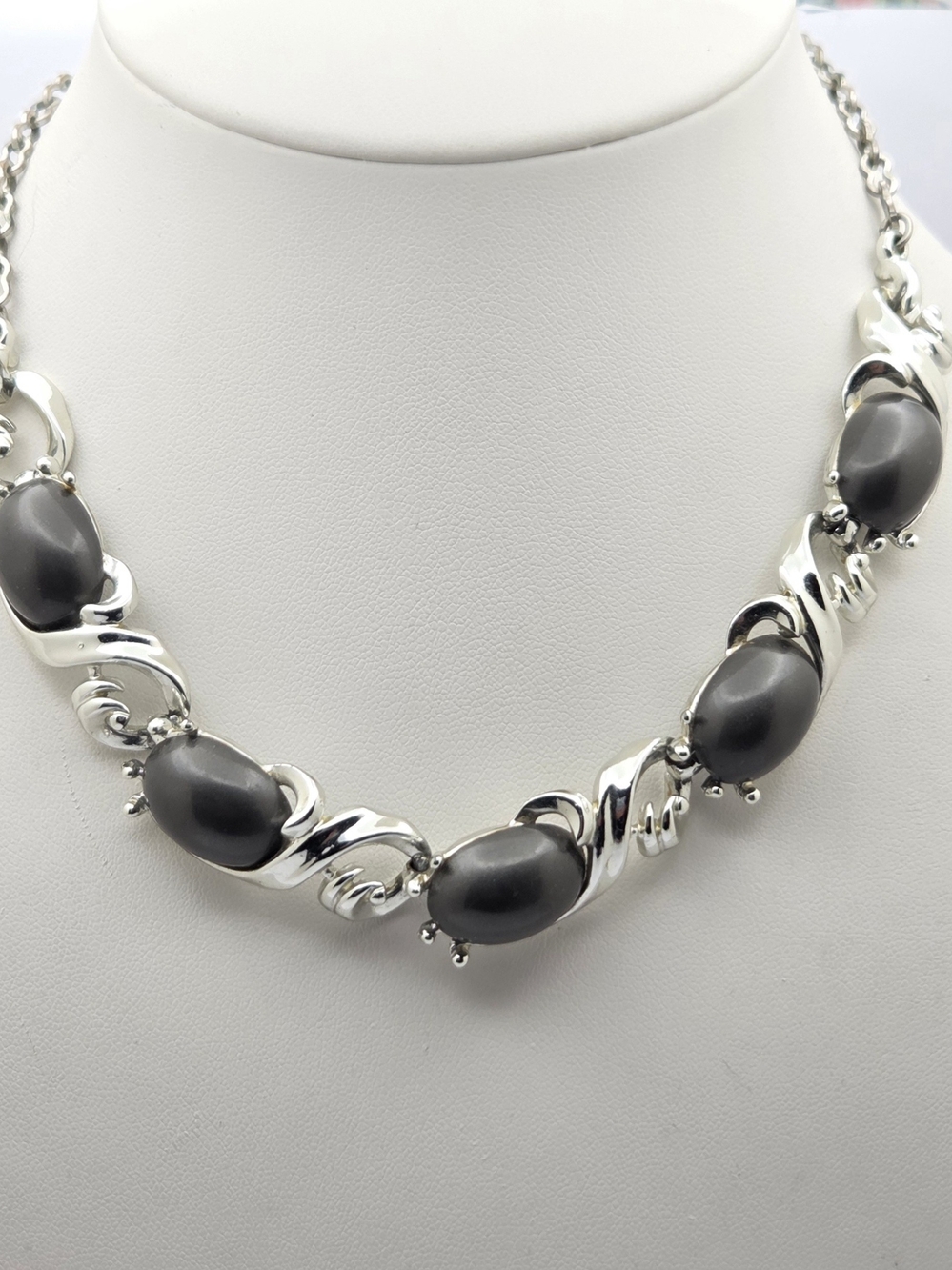 Mid Century Vintage Silver Tone Charcoal Gray Cabochon Collar Necklace
